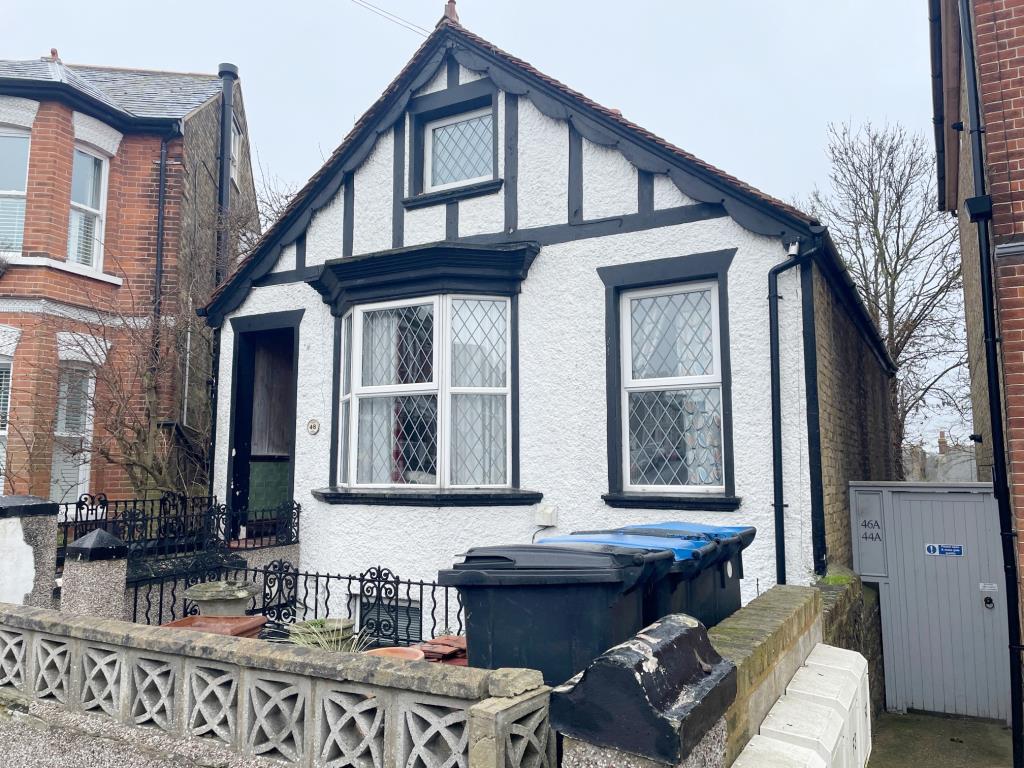 Lot: 2 - TWO-BEDROOM GARDEN FLAT -